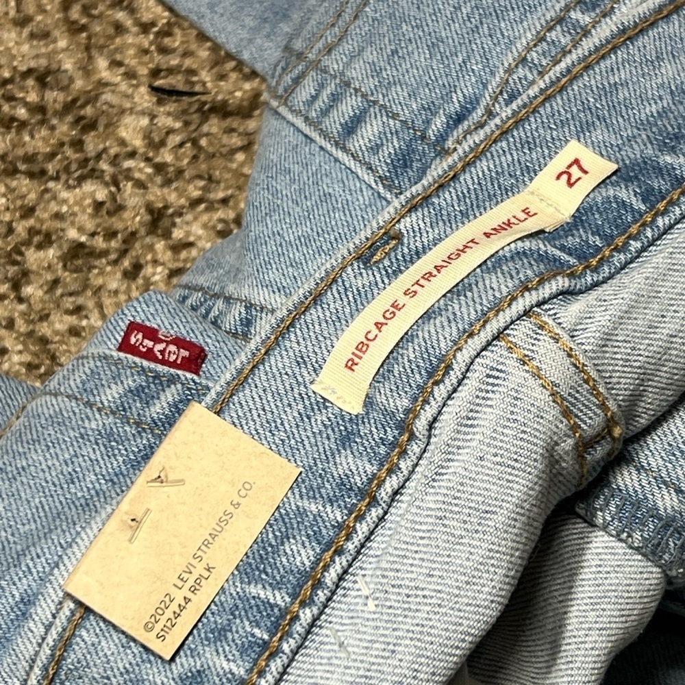 Levi's Light Blue Denim High-Waisted Mom Jeans 27 x 27. NWT - Picture 6 of 12